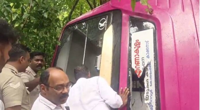 ഇടുക്കിയിൽ ബസ് മറിഞ്ഞ് 16 പേർക്ക് പരിക്കേറ്റു ഇടുക്കിയിൽ ബസ് മറിഞ്ഞ് 16 പേർക്ക് പരിക്കേറ്റു