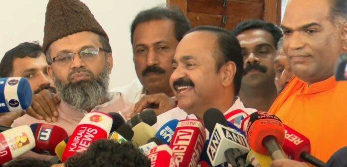 കറുത്ത കാറിൽ യാത്ര ചെയ്യില്ലെന്ന് എപ്പോഴെങ്കിലും പറഞ്ഞിട്ടുണ്ടോ എന്ന് മാധ്യമങ്ങളോട് ചോദ്യവുമായി നിയുക്ത മുഖ്യമന്ത്രി വി ഡി സതീശൻ കറുത്ത കാറിൽ യാത്ര ചെയ്യില്ലെന്ന് എപ്പോഴെങ്കിലും പറഞ്ഞിട്ടുണ്ടോ എന്ന് മാധ്യമങ്ങളോട് ചോദ്യവുമായി നിയുക്ത മുഖ്യമന്ത്രി വി ഡി സതീശൻ