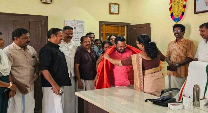 മന്ത്രി കെ.രാജനെ കോൺഗ്രസ് നേതാക്കൾ ഷാൾ അണിയിച്ച് സ്വീകരിച്ചതിൽ വിവാദം മന്ത്രി കെ.രാജനെ കോൺഗ്രസ് നേതാക്കൾ ഷാൾ അണിയിച്ച് സ്വീകരിച്ചതിൽ വിവാദം