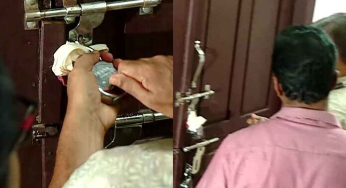 കളമശ്ശേരി മണ്ഡലത്തിന്റെ സ്ട്രോങ്ങ് റൂം തുറന്നു ; ഉദ്യോഗസ്ഥർ അകത്ത് കയറിയത് പൂട്ട് പൊളിച്ച് കളമശ്ശേരി മണ്ഡലത്തിന്റെ സ്ട്രോങ്ങ് റൂം തുറന്നു ; ഉദ്യോഗസ്ഥർ അകത്ത് കയറിയത് പൂട്ട് പൊളിച്ച്
