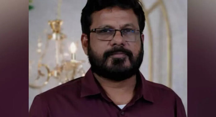 കാസർക്കോട് അധ്യാപകൻ കടന്നൽ കുത്തേറ്റ് മരിച്ചു കാസർക്കോട് അധ്യാപകൻ കടന്നൽ കുത്തേറ്റ് മരിച്ചു