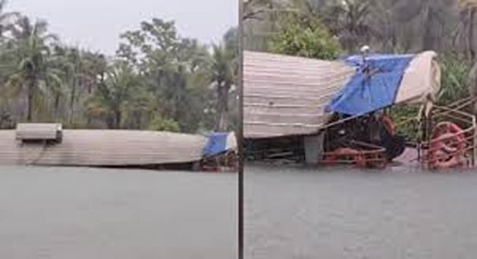 കൊല്ലം മൺറോതുരുത്തിൽ ഹൗസ് ബോട്ട് മുങ്ങി അപകടം കൊല്ലം മൺറോതുരുത്തിൽ ഹൗസ് ബോട്ട് മുങ്ങി അപകടം