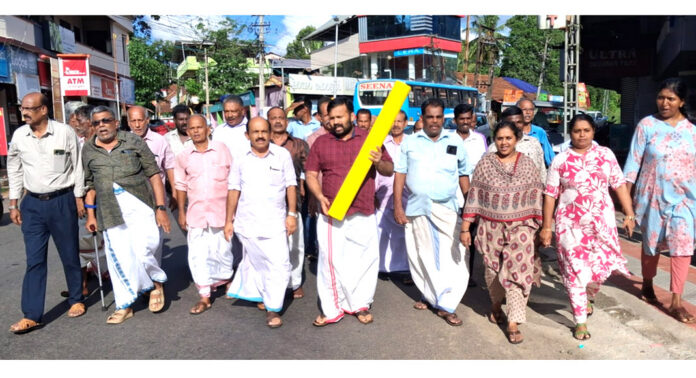 സിൽവർ ലൈൻ വിരുദ്ധ ജനകീയ സമിതിയുടെ നേത്രുത്വത്തില് ഇരവിപേരൂരില് ആഹ്ളാദ പ്രകടനം സിൽവർ ലൈൻ വിരുദ്ധ ജനകീയ സമിതിയുടെ നേത്രുത്വത്തില് ഇരവിപേരൂരില് ആഹ്ളാദ പ്രകടനം
