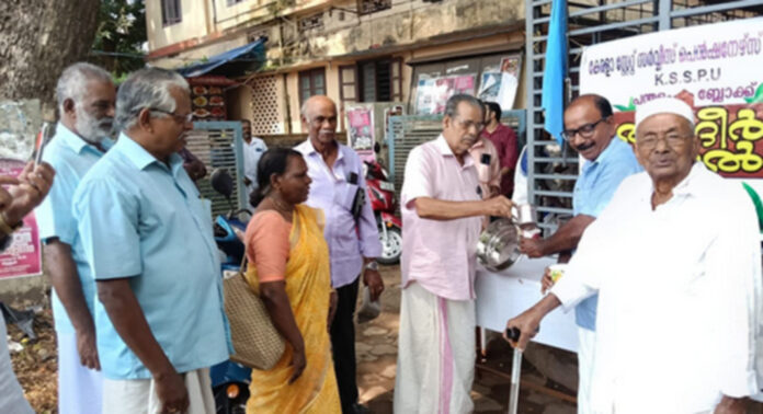 കേരള സ്റ്റേറ്റ് സര്വീസ് പെന്ഷനേഴ്സ് യൂണിയന് പന്തളം ബ്ലോക്ക് കമ്മിറ്റിയുടെ ആഭിമുഖ്യത്തിൽ തണ്ണീര് പന്തലൊരുക്കി കേരള സ്റ്റേറ്റ് സര്വീസ് പെന്ഷനേഴ്സ് യൂണിയന് പന്തളം ബ്ലോക്ക് കമ്മിറ്റിയുടെ ആഭിമുഖ്യത്തിൽ തണ്ണീര് പന്തലൊരുക്കി
