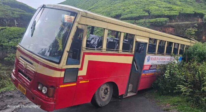 കെഎസ്ആർടിസി ടൂറിസം ബജറ്റ് ബസ് മൂന്നാറിന് സമീപം താഴ്ന്നു ; ഡ്രൈവറുടെ അവസരോചിതമായ ഇടപെടൽ വൻ ദുരന്തം ഒഴിവായി കെഎസ്ആർടിസി ടൂറിസം ബജറ്റ് ബസ് മൂന്നാറിന് സമീപം താഴ്ന്നു ; ഡ്രൈവറുടെ അവസരോചിതമായ ഇടപെടൽ വൻ ദുരന്തം ഒഴിവായി