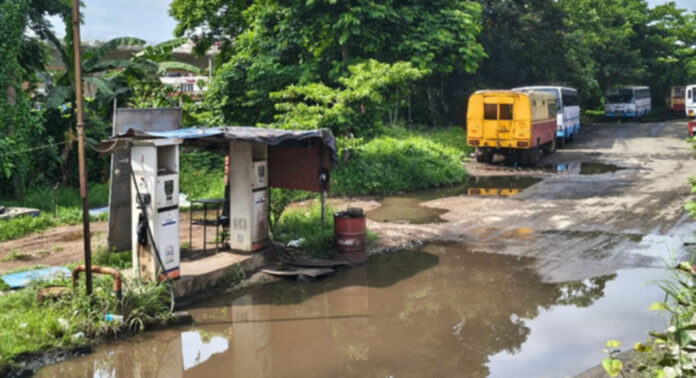 മഴപെയ്താല് വെള്ളം നിറഞ്ഞ് പത്തനംതിട്ട കെ.എസ്.ആര്.റ്റി.സി ഡിപ്പോ ; സമീപത്തെ കാടുകളും നീക്കം ചെയ്യുന്നില്ല മഴപെയ്താല് വെള്ളം നിറഞ്ഞ് പത്തനംതിട്ട കെ.എസ്.ആര്.റ്റി.സി ഡിപ്പോ ; സമീപത്തെ കാടുകളും നീക്കം ചെയ്യുന്നില്ല