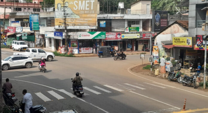 അപകട മേഖലയായി കുമ്പഴ ജംഗ്ഷന് : ട്രാഫിക് സിഗ്നല് ലൈറ്റും തെരുവ് വിളക്കുകളും സ്ഥാപിക്കണം അപകട മേഖലയായി കുമ്പഴ ജംഗ്ഷന് : ട്രാഫിക് സിഗ്നല് ലൈറ്റും തെരുവ് വിളക്കുകളും സ്ഥാപിക്കണം