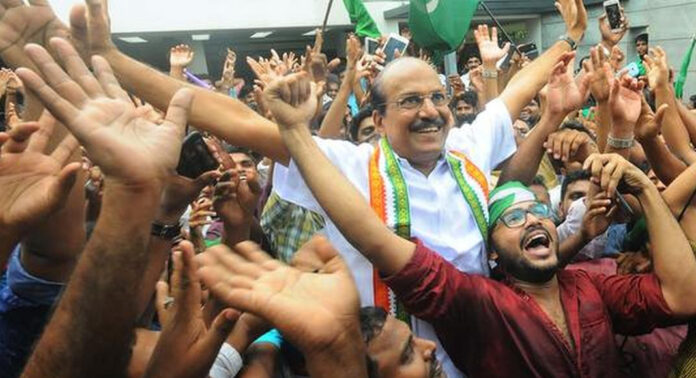 മലപ്പുറത്ത് ആത്മവിശ്വാസത്തിന്റെ ‘പച്ച തരംഗം’ ; വോട്ടെണ്ണലിന് മുൻപേ വേങ്ങരയിൽ ലഡു വിതരണം മലപ്പുറത്ത് ആത്മവിശ്വാസത്തിന്റെ ‘പച്ച തരംഗം’ ; വോട്ടെണ്ണലിന് മുൻപേ വേങ്ങരയിൽ ലഡു വിതരണം
