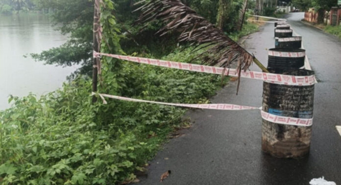 ചെങ്ങന്നൂര് – കുത്തിയതോട് റോഡ് അപകട ഭീഷണിയില് ; റോഡിന് സംരക്ഷണ ഭിത്തി നിര്മ്മിക്കാന് നടപടിയില്ല ചെങ്ങന്നൂര് – കുത്തിയതോട് റോഡ് അപകട ഭീഷണിയില് ; റോഡിന് സംരക്ഷണ ഭിത്തി നിര്മ്മിക്കാന് നടപടിയില്ല