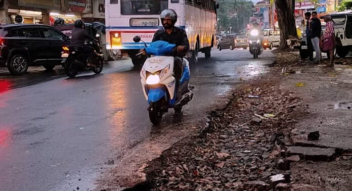 പുല്ലാട് ജംഗ്ഷനില് വാട്ടര് അതോറിറ്റിയും പൊതുമരാമത്തും കുഴിച്ച കുഴികള് വാഹനങ്ങള്ക്ക് വാരിക്കുഴിയാകുന്നു പുല്ലാട് ജംഗ്ഷനില് വാട്ടര് അതോറിറ്റിയും പൊതുമരാമത്തും കുഴിച്ച കുഴികള് വാഹനങ്ങള്ക്ക് വാരിക്കുഴിയാകുന്നു