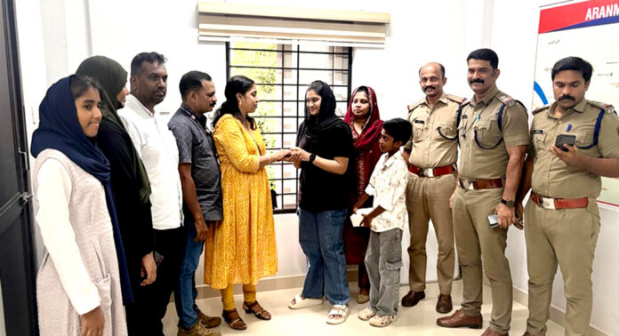 കോഴഞ്ചേരി ബസ് സ്റ്റാൻഡിൽ നിന്ന് കളഞ്ഞു കിട്ടിയ സ്വർണ്ണമാലക്ക് ഉടമയെത്തി കോഴഞ്ചേരി ബസ് സ്റ്റാൻഡിൽ നിന്ന് കളഞ്ഞു കിട്ടിയ സ്വർണ്ണമാലക്ക് ഉടമയെത്തി