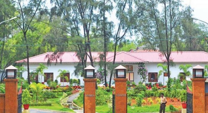 മലയാളം സർവകലാശാലയിൽ വിദ്യാർത്ഥി രാഷ്ട്രീയത്തിന് വിലക്ക് ; ഉത്തരവ് പുറത്തിറക്കി ഗവർണർ മലയാളം സർവകലാശാലയിൽ വിദ്യാർത്ഥി രാഷ്ട്രീയത്തിന് വിലക്ക് ; ഉത്തരവ് പുറത്തിറക്കി ഗവർണർ