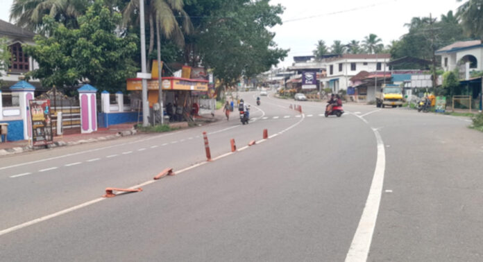 കുമ്പഴ മല്ലശേരിമുക്കില് ഹൈവേയില് സ്ഥാപിച്ച സ്റ്റമ്പുകളും തകര്ത്ത് വാഹനങ്ങളുടെ മരണപ്പാച്ചില് കുമ്പഴ മല്ലശേരിമുക്കില് ഹൈവേയില് സ്ഥാപിച്ച സ്റ്റമ്പുകളും തകര്ത്ത് വാഹനങ്ങളുടെ മരണപ്പാച്ചില്