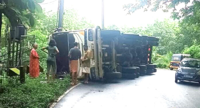 വടശേരിക്കര – ചിറ്റാര് റോഡില് ലോറി നിയന്ത്രണം വിട്ടു മറിഞ്ഞു ; മൂന്നുപേര്ക്ക് പരിക്ക് വടശേരിക്കര – ചിറ്റാര് റോഡില് ലോറി നിയന്ത്രണം വിട്ടു മറിഞ്ഞു ; മൂന്നുപേര്ക്ക് പരിക്ക്