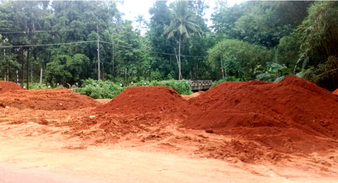 റാന്നിയില് മലയിടിച്ച് നിലം നികത്തൽ വ്യാപകം : ചെട്ടിമുക്ക് – വലിയകാവ് റോഡിൽ ജനജീവിതം ദുരിതത്തിലാക്കി സ്വകാര്യ വ്യക്തിയുടെ നിർമ്മാണം റാന്നിയില് മലയിടിച്ച് നിലം നികത്തൽ വ്യാപകം : ചെട്ടിമുക്ക് – വലിയകാവ് റോഡിൽ ജനജീവിതം ദുരിതത്തിലാക്കി സ്വകാര്യ വ്യക്തിയുടെ നിർമ്മാണം 