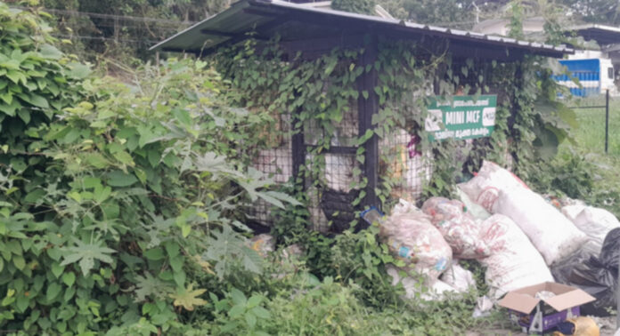 ജില്ലയിലെമ്പാടും മാലിന്യം കെട്ടിക്കിടക്കുന്നു : മഴക്കാല പൂര്വ്വ ശുചീകരണ യജ്ഞം പ്രഹസനമായി മാറുന്നു ജില്ലയിലെമ്പാടും മാലിന്യം കെട്ടിക്കിടക്കുന്നു : മഴക്കാല പൂര്വ്വ ശുചീകരണ യജ്ഞം പ്രഹസനമായി മാറുന്നു
