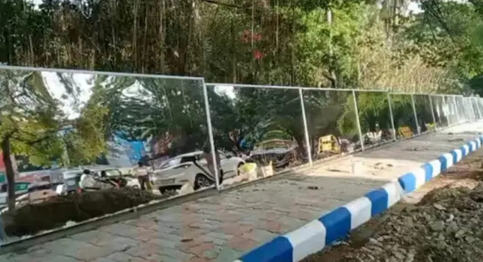 പൊതുസ്ഥലത്തെ മൂത്രമൊഴിക്കൽ തടയാൻ ‘കണ്ണാടി മതിൽ’ സ്ഥാപിച്ച് മൈസൂരു കോർപറേഷൻ പൊതുസ്ഥലത്തെ മൂത്രമൊഴിക്കൽ തടയാൻ ‘കണ്ണാടി മതിൽ’ സ്ഥാപിച്ച് മൈസൂരു കോർപറേഷൻ