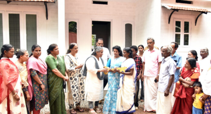 ഡോ.എം.എസ്.സുനിലിന്റെ 378 – മത് സ്നേഹഭവനം ക്യാൻസർ ബാധിതയായ ഏലിയാമ്മക്കും കുടുംബത്തിനും ഡോ.എം.എസ്.സുനിലിന്റെ 378 – മത് സ്നേഹഭവനം ക്യാൻസർ ബാധിതയായ ഏലിയാമ്മക്കും കുടുംബത്തിനും