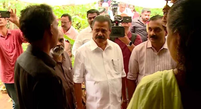 മലയിടം തുരുത്തിൽ കുടുംബങ്ങളെ കാണാൻ എം.വി. ഗോവിന്ദൻ എത്തി മലയിടം തുരുത്തിൽ കുടുംബങ്ങളെ കാണാൻ എം.വി. ഗോവിന്ദൻ എത്തി