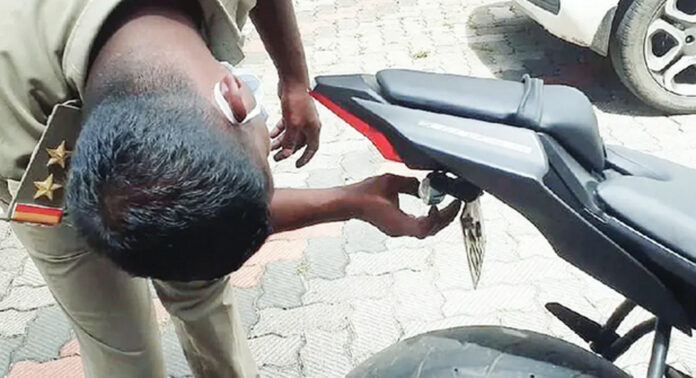 അടൂരില് വ്യാജ നമ്പര് പ്ലേറ്റ് ഉപയോഗിച്ച വാഹനങ്ങള് നിരത്തുകളില് ചീറിപ്പായുന്നു അടൂരില് വ്യാജ നമ്പര് പ്ലേറ്റ് ഉപയോഗിച്ച വാഹനങ്ങള് നിരത്തുകളില് ചീറിപ്പായുന്നു