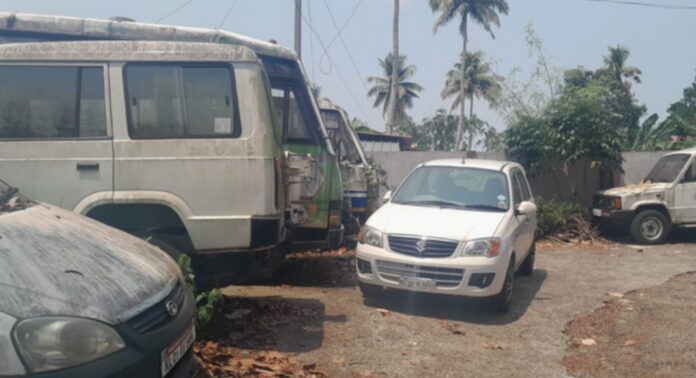 പത്തനംതിട്ടയിലെ സര്ക്കാര് ഓഫീസുകളുടെ പരിസരത്തെ ഉപയോഗശൂന്യമായ വാഹനങ്ങള് ഇഴജന്തുക്കളുടെ താവളം പത്തനംതിട്ടയിലെ സര്ക്കാര് ഓഫീസുകളുടെ പരിസരത്തെ ഉപയോഗശൂന്യമായ വാഹനങ്ങള് ഇഴജന്തുക്കളുടെ താവളം