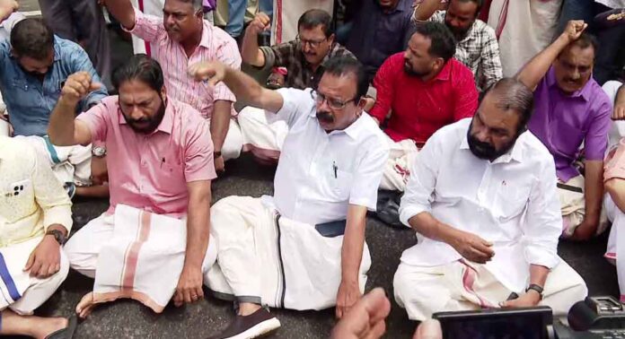 ഇഡി റെയ്ഡ് നടത്തുന്ന പിണറായി വിജയൻ്റെ വീടിന് മുന്നിൽ കുത്തിയിരുന്ന് പ്രതിഷേധിച്ച് സിപിഎം നേതാക്കൾ ഇഡി റെയ്ഡ് നടത്തുന്ന പിണറായി വിജയൻ്റെ വീടിന് മുന്നിൽ കുത്തിയിരുന്ന് പ്രതിഷേധിച്ച് സിപിഎം നേതാക്കൾ