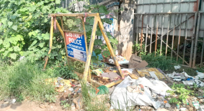 പത്തനംതിട്ട നഗരത്തില് പോലീസ് ബാരിക്കേഡ് മാലിന്യത്തില് ഉപേക്ഷിച്ച നിലയില് പത്തനംതിട്ട നഗരത്തില് പോലീസ് ബാരിക്കേഡ് മാലിന്യത്തില് ഉപേക്ഷിച്ച നിലയില്