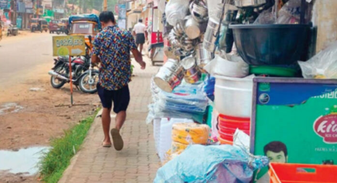 കടമുറി പോരാ …. റോഡും വേണം കച്ചവടം ചെയ്യാന് : പുല്ലാട് ജംഗ്ഷനില് നടപ്പാതകള് കയ്യേറി വ്യാപാരികള് കടമുറി പോരാ …. റോഡും വേണം കച്ചവടം ചെയ്യാന് : പുല്ലാട് ജംഗ്ഷനില് നടപ്പാതകള് കയ്യേറി വ്യാപാരികള്