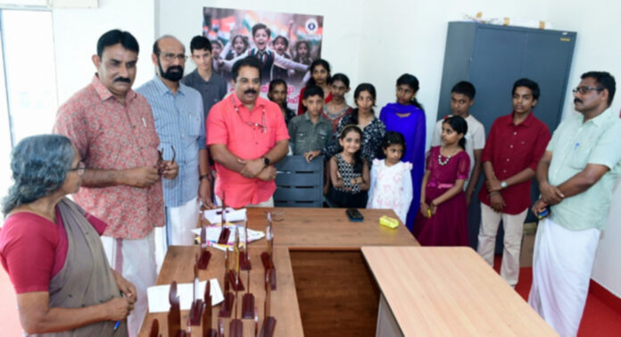 ക്ലിന്റ് സ്മാരക ബാലചിത്രരചനാ മൽസര വിജയികൾക്ക് പുരസ്കാരങ്ങൾ വിതരണം ചെയ്തു ക്ലിന്റ് സ്മാരക ബാലചിത്രരചനാ മൽസര വിജയികൾക്ക് പുരസ്കാരങ്ങൾ വിതരണം ചെയ്തു