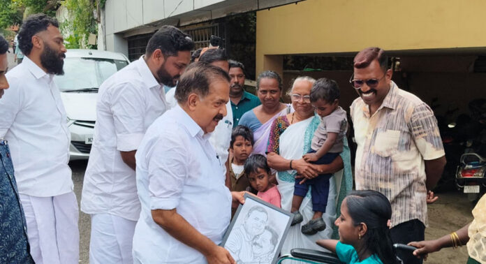 സഹായം ലഭിച്ച കുഞ്ഞുങ്ങളെ വീട്ടിലേക്ക് ക്ഷണിച്ച് രമേശ് ചെന്നിത്തല ; സ്നേഹസംഗമമായി ‘കൈത്താങ്ങ്’ സഹായം ലഭിച്ച കുഞ്ഞുങ്ങളെ വീട്ടിലേക്ക് ക്ഷണിച്ച് രമേശ് ചെന്നിത്തല ; സ്നേഹസംഗമമായി ‘കൈത്താങ്ങ്’