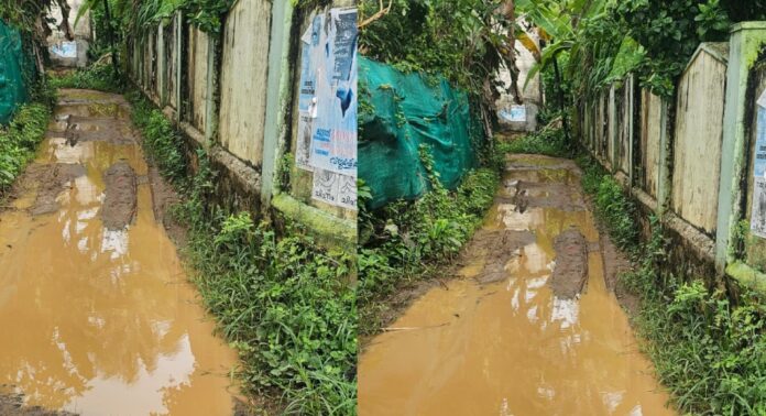 പൈപ്പ് ഇടാൻ കുഴിയെടുത്തു ; അറ്റകുറ്റ പണി നടത്തിയില്ല, റോഡ് ‘തോടായി ‘ പൈപ്പ് ഇടാൻ കുഴിയെടുത്തു ; അറ്റകുറ്റ പണി നടത്തിയില്ല, റോഡ് ‘തോടായി ‘