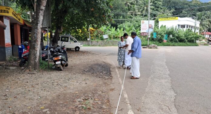 അത്തിക്കയം ഇടത്താവളത്തിലെ ചെളിക്കുണ്ടിന് പരിഹാരം: റോഡരികിൽ പൂട്ടുകട്ട പാകാൻ നടപടി അത്തിക്കയം ഇടത്താവളത്തിലെ ചെളിക്കുണ്ടിന് പരിഹാരം: റോഡരികിൽ പൂട്ടുകട്ട പാകാൻ നടപടി