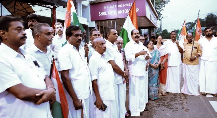 കോണ്ഗ്രസ് പ്രവര്ത്തകര് മൈലപ്രയിൽ ആഹ്ളാദ പ്രകടനവും യോഗവും നടത്തി കോണ്ഗ്രസ് പ്രവര്ത്തകര് മൈലപ്രയിൽ ആഹ്ളാദ പ്രകടനവും യോഗവും നടത്തി