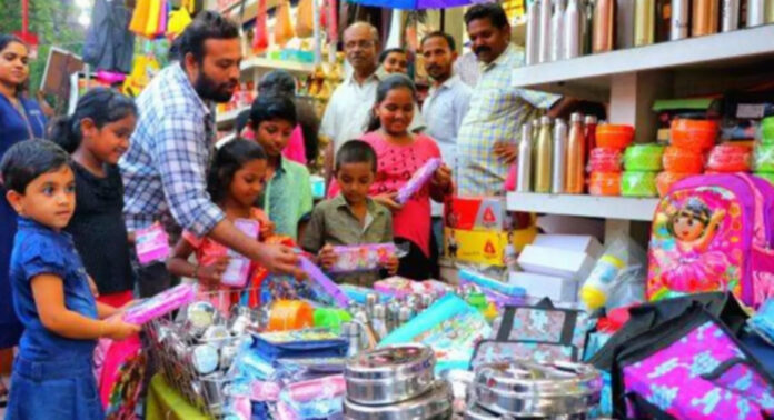 പത്തനംതിട്ടയില് സ്കൂള് വിപണി സജീവം ; തിരക്കിലമര്ന്ന് നഗരത്തിലെ വ്യാപാര കേന്ദ്രങ്ങള് പത്തനംതിട്ടയില് സ്കൂള് വിപണി സജീവം ; തിരക്കിലമര്ന്ന് നഗരത്തിലെ വ്യാപാര കേന്ദ്രങ്ങള്