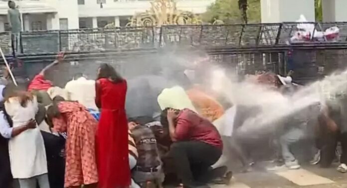ആലപ്പുഴയിലെ എസ്എഫ്ഐ മാർച്ചിൽ 13 പേർക്കെതിരെ കേസെടുത്തു ആലപ്പുഴയിലെ എസ്എഫ്ഐ മാർച്ചിൽ 13 പേർക്കെതിരെ കേസെടുത്തു