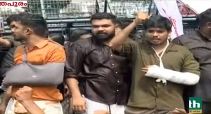 കേരള സർവകലാശാല സംഘർഷത്തിലെ പോലീസ് നടപടിയിൽ സംസ്ഥാന വ്യാപക പ്രതിഷേധവുമായി എസ്എഫ്ഐ കേരള സർവകലാശാല സംഘർഷത്തിലെ പോലീസ് നടപടിയിൽ സംസ്ഥാന വ്യാപക പ്രതിഷേധവുമായി എസ്എഫ്ഐ