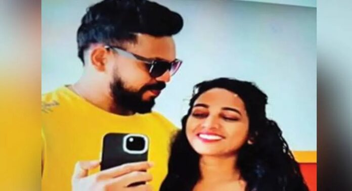കാർ കത്തി ഗർഭിണി മരിച്ച സംഭവത്തിൽ ഭർത്താവായ രജിൻലാലിനെതിരെ ഗുരുതര ആരോപണവുമായി പെൺകുട്ടിയുടെ കുടുംബം കാർ കത്തി ഗർഭിണി മരിച്ച സംഭവത്തിൽ ഭർത്താവായ രജിൻലാലിനെതിരെ ഗുരുതര ആരോപണവുമായി പെൺകുട്ടിയുടെ കുടുംബം
