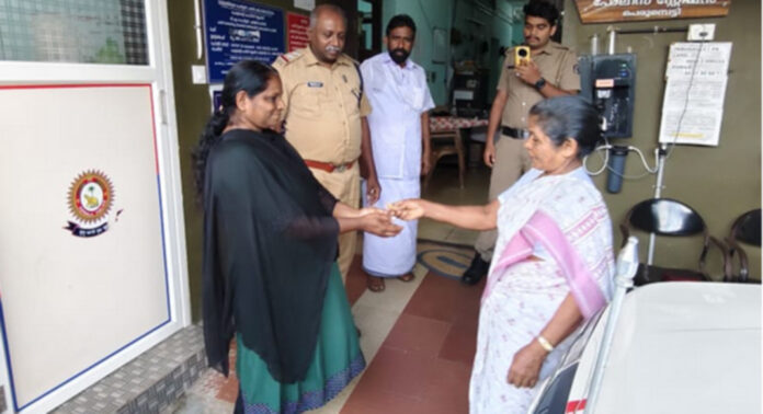 കളഞ്ഞുകിട്ടിയ സ്വര്ണ്ണമാല കണ്ട് കുഞ്ഞുഞ്ഞമ്മയുടെ കണ്ണ് മഞ്ഞളിച്ചില്ല – യഥാര്ഥ ഉടമക്ക് കൈമാറിയപ്പോള് കണ്ണ് നിറഞ്ഞു കളഞ്ഞുകിട്ടിയ സ്വര്ണ്ണമാല കണ്ട് കുഞ്ഞുഞ്ഞമ്മയുടെ കണ്ണ് മഞ്ഞളിച്ചില്ല – യഥാര്ഥ ഉടമക്ക് കൈമാറിയപ്പോള് കണ്ണ് നിറഞ്ഞു