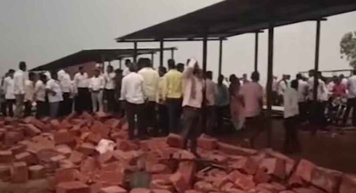 ശക്തമായ കാറ്റിൽ ക്ഷേത്രത്തിൻ്റെ മതിൽ തകർന്ന് ഭക്തർക്ക് മേലേക്ക് വീണു ; കുട്ടികളടക്കം ആറ് പേർ മരിച്ചു ശക്തമായ കാറ്റിൽ ക്ഷേത്രത്തിൻ്റെ മതിൽ തകർന്ന് ഭക്തർക്ക് മേലേക്ക് വീണു ; കുട്ടികളടക്കം ആറ് പേർ മരിച്ചു