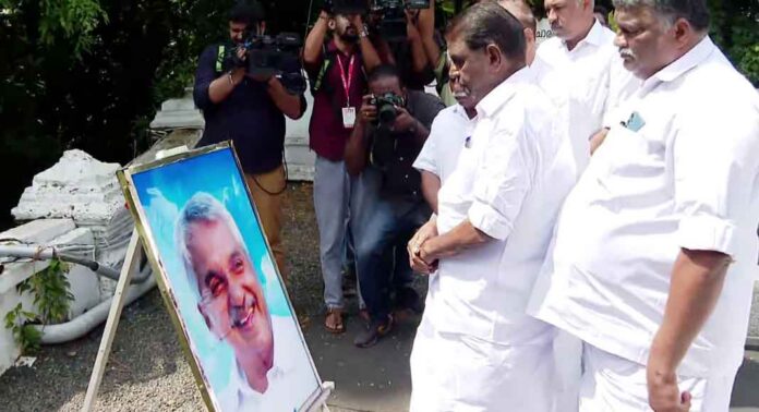 ഉമ്മൻ ചാണ്ടിയുടെ കല്ലറയിലെത്തി സ്പീക്കർ തിരുവഞ്ചൂർ രാധാകൃഷ്ണൻ ഉമ്മൻ ചാണ്ടിയുടെ കല്ലറയിലെത്തി സ്പീക്കർ തിരുവഞ്ചൂർ രാധാകൃഷ്ണൻ