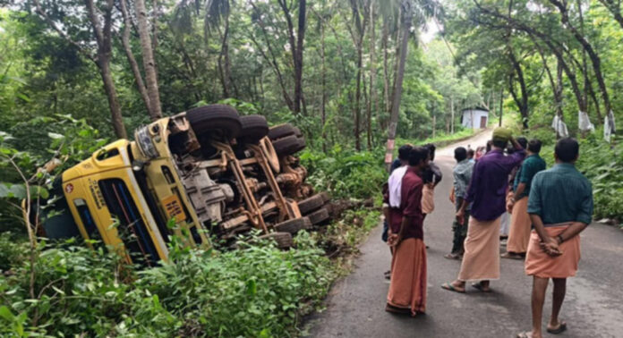 പോത്തുപാറ – അതിരുങ്കല് റോഡില് ടിപ്പര് ലോറികളുടെ മരണപ്പാച്ചില് : അപകടം തുടര്ക്കഥയാകുന്നു പോത്തുപാറ – അതിരുങ്കല് റോഡില് ടിപ്പര് ലോറികളുടെ മരണപ്പാച്ചില് : അപകടം തുടര്ക്കഥയാകുന്നു
