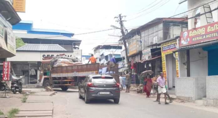 തിരക്കേറിയ സമയങ്ങളില് വാഹനങ്ങളിലെ കയറ്റിയിറക്ക് ; പത്തനംതിട്ട നഗരത്തില് ഗതാഗത തടസം തിരക്കേറിയ സമയങ്ങളില് വാഹനങ്ങളിലെ കയറ്റിയിറക്ക് ; പത്തനംതിട്ട നഗരത്തില് ഗതാഗത തടസം