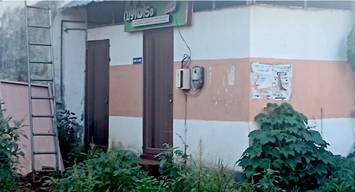 ഇട്ടിയപ്പാറയിലെ ‘വഴിയിടം’ അടച്ചുപൂട്ടി ; കെട്ടിടത്തിന് പിന്നിൽ പരസ്യ മൂത്രവിസർജനം : അനങ്ങാപ്പാറ നയവുമായി പഴവങ്ങാടി ഗ്രാമപഞ്ചായത്ത് ഇട്ടിയപ്പാറയിലെ ‘വഴിയിടം’ അടച്ചുപൂട്ടി ; കെട്ടിടത്തിന് പിന്നിൽ പരസ്യ മൂത്രവിസർജനം : അനങ്ങാപ്പാറ നയവുമായി പഴവങ്ങാടി ഗ്രാമപഞ്ചായത്ത്