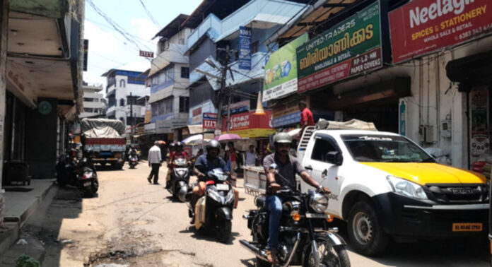 ഗതാഗതക്കുരുക്കില് പത്തനംതിട്ട പഴയ സ്വകാര്യ ബസ് സ്റ്റാന്റ് റോഡ് ; അനധികൃത പാര്ക്കിംഗ് ഒഴിവാക്കാന് നടപടിയില്ല ഗതാഗതക്കുരുക്കില് പത്തനംതിട്ട പഴയ സ്വകാര്യ ബസ് സ്റ്റാന്റ് റോഡ് ; അനധികൃത പാര്ക്കിംഗ് ഒഴിവാക്കാന് നടപടിയില്ല