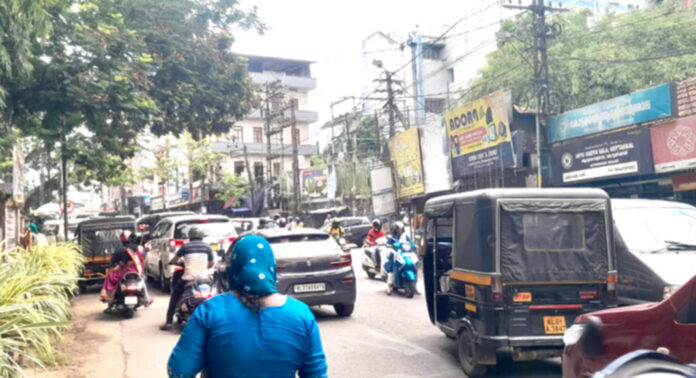 ഗതാഗതക്കുരുക്കില് പത്തനംതിട്ട ; നഗരത്തിലെ ഗതാഗത നിയന്ത്രണം പാളുന്നു ഗതാഗതക്കുരുക്കില് പത്തനംതിട്ട ; നഗരത്തിലെ ഗതാഗത നിയന്ത്രണം പാളുന്നു