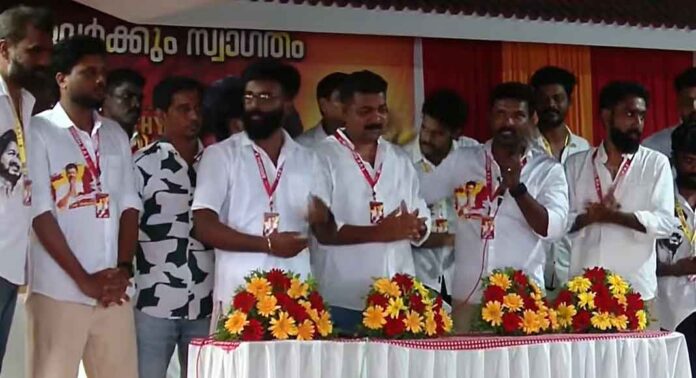 വയനാടിനും പാലക്കാടിനും പിന്നാലെ തൃശൂരിലും ടിവികെ ജില്ലാ കമ്മിറ്റി രൂപീകരിച്ചു വയനാടിനും പാലക്കാടിനും പിന്നാലെ തൃശൂരിലും ടിവികെ ജില്ലാ കമ്മിറ്റി രൂപീകരിച്ചു