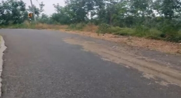മന്ദമരുതി – വെച്ചൂച്ചിറ റോഡില് സാമൂഹ്യ വിരുദ്ധര് ഉണങ്ങിയ പുല്ലുകള് ഉപേക്ഷിക്കുന്നു മന്ദമരുതി – വെച്ചൂച്ചിറ റോഡില് സാമൂഹ്യ വിരുദ്ധര് ഉണങ്ങിയ പുല്ലുകള് ഉപേക്ഷിക്കുന്നു