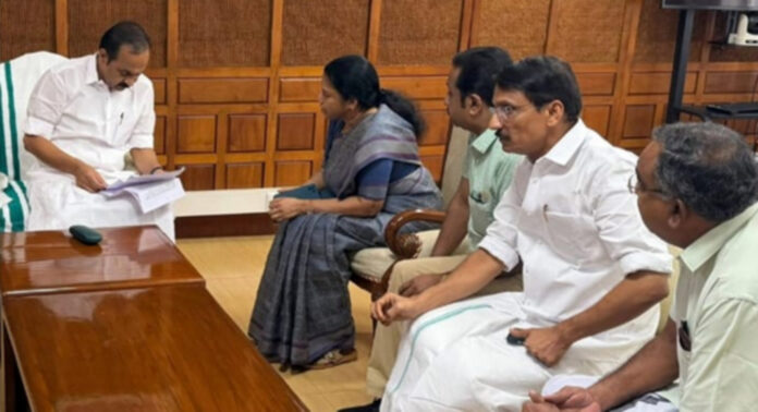 നവീന് ബാബുവിന്റെ മരണത്തില് സി.ബി.ഐ അന്വേഷണം ആവശ്യപ്പെട്ട് കുടുംബം നിവേദനം നല്കി നവീന് ബാബുവിന്റെ മരണത്തില് സി.ബി.ഐ അന്വേഷണം ആവശ്യപ്പെട്ട് കുടുംബം നിവേദനം നല്കി
