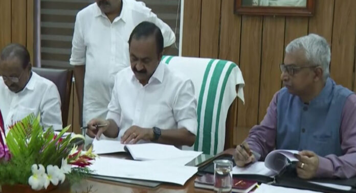 മന്ത്രിമാരുടെ വകുപ്പുകളിൽ മാറ്റം ; മുഖ്യമന്ത്രിക്ക് അധിക വകുപ്പുകൾ മന്ത്രിമാരുടെ വകുപ്പുകളിൽ മാറ്റം ; മുഖ്യമന്ത്രിക്ക് അധിക വകുപ്പുകൾ