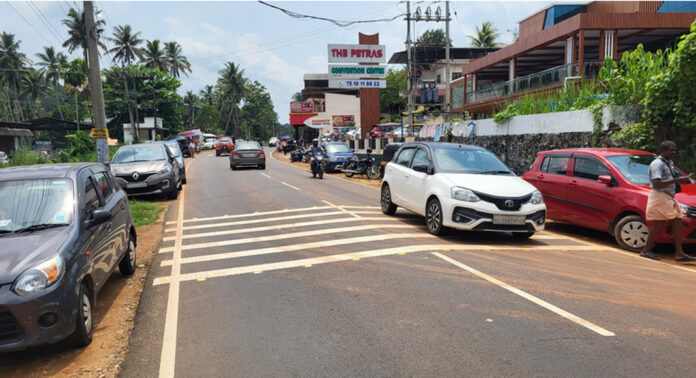 ഓഡിറ്റോറിയം വാടക ഒരു ലക്ഷത്തിലധികം – വാഹന പാര്ക്കിംഗ് തിരക്കേറിയ റോഡില് : വാര്യാപുരത്തെ പെട്രാസ് കണ്വന്ഷന് സെന്ററിനെതിരെ പരാതി ഓഡിറ്റോറിയം വാടക ഒരു ലക്ഷത്തിലധികം – വാഹന പാര്ക്കിംഗ് തിരക്കേറിയ റോഡില് : വാര്യാപുരത്തെ പെട്രാസ് കണ്വന്ഷന് സെന്ററിനെതിരെ പരാതി